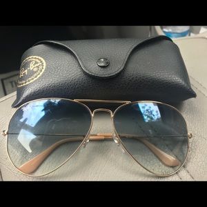 Absolute gorgeous over sized Aviators by Ray Ban.